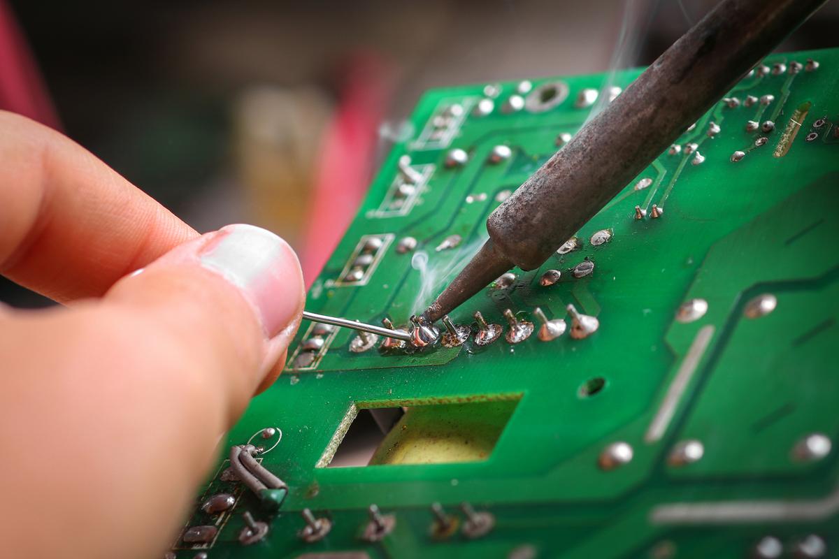 电路板上的焊点没了,怎么办焊接啊?? 电路板上的焊点没了,怎么办焊接啊??